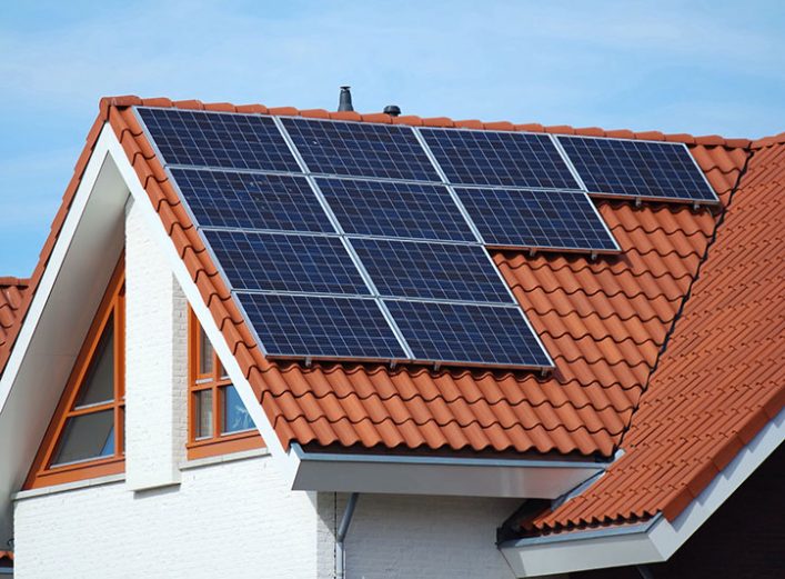 Placas solares sobre tejado. como disminuir tu factura de calefacción. Suministros la Ronda.