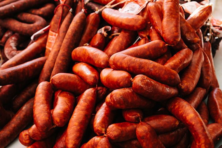 Chorizos en un mercado provenientes de la matanza del cerdo. Suministros La Ronda. 