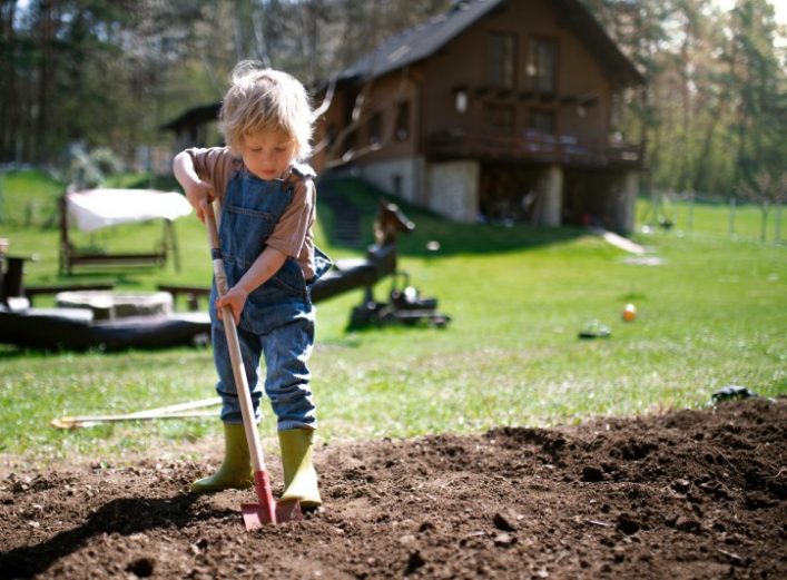 Preparar jardín primavera como este niño con una azada | SUMINISTROS LA RONDA